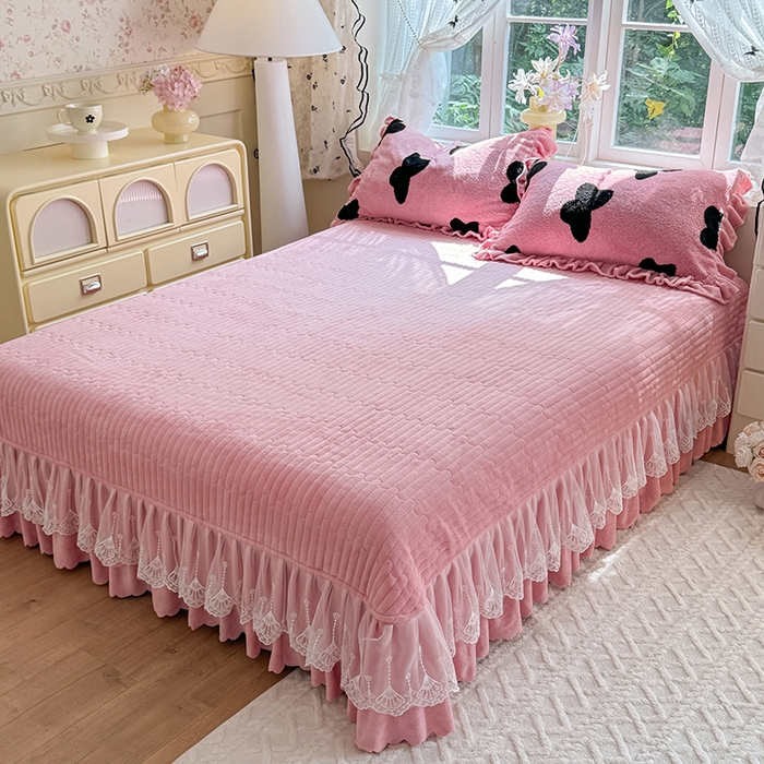 91家纺网 家纺一手货源 找家纺 唐人居 2025新款高克重阳离子牛奶绒花边夹棉床盖四件套 蝶恋花-豆沙