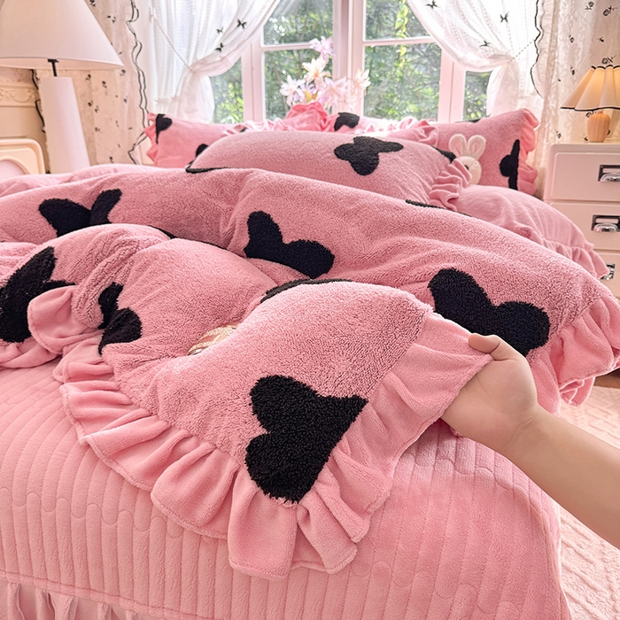 91家纺网 家纺一手货源 找家纺 唐人居 2025新款高克重阳离子牛奶绒花边夹棉床盖四件套 蝶恋花-豆沙