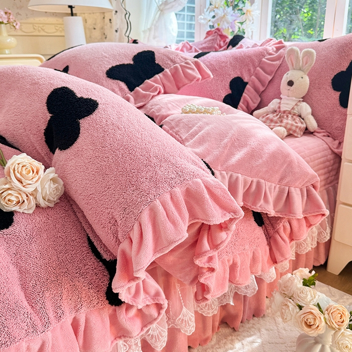 91家纺网 家纺一手货源 找家纺 唐人居 2025新款高克重阳离子牛奶绒花边夹棉床盖四件套 蝶恋花-豆沙