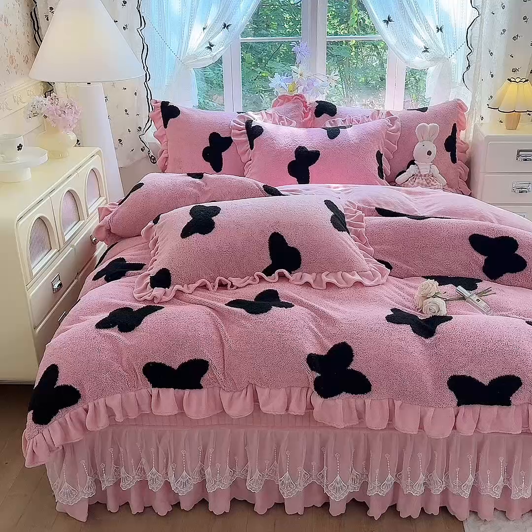 91家纺网 家纺一手货源 找家纺 唐人居 2025新款高克重阳离子牛奶绒花边夹棉床盖四件套 蝶恋花-豆沙