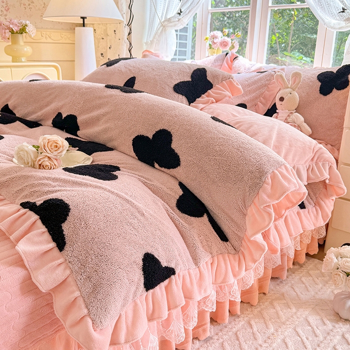 91家纺网 家纺一手货源 找家纺 唐人居 2025新款高克重阳离子牛奶绒花边夹棉床盖四件套 蝶恋花-粉色