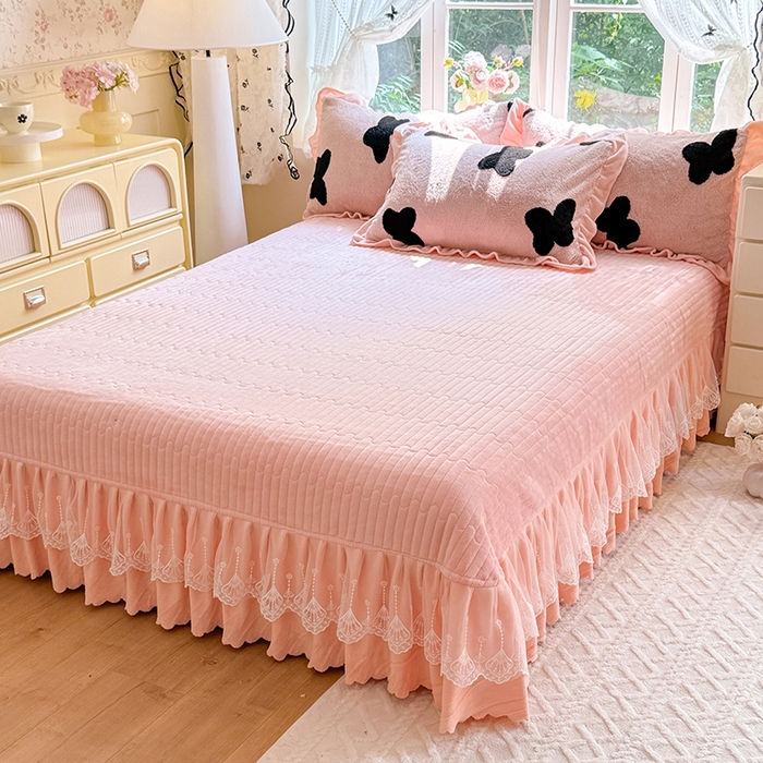 91家纺网 家纺一手货源 找家纺 唐人居 2025新款高克重阳离子牛奶绒花边夹棉床盖四件套 蝶恋花-粉色