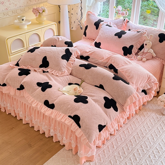 91家纺网 家纺一手货源 找家纺 唐人居 2025新款高克重阳离子牛奶绒花边夹棉床盖四件套 蝶恋花-粉色