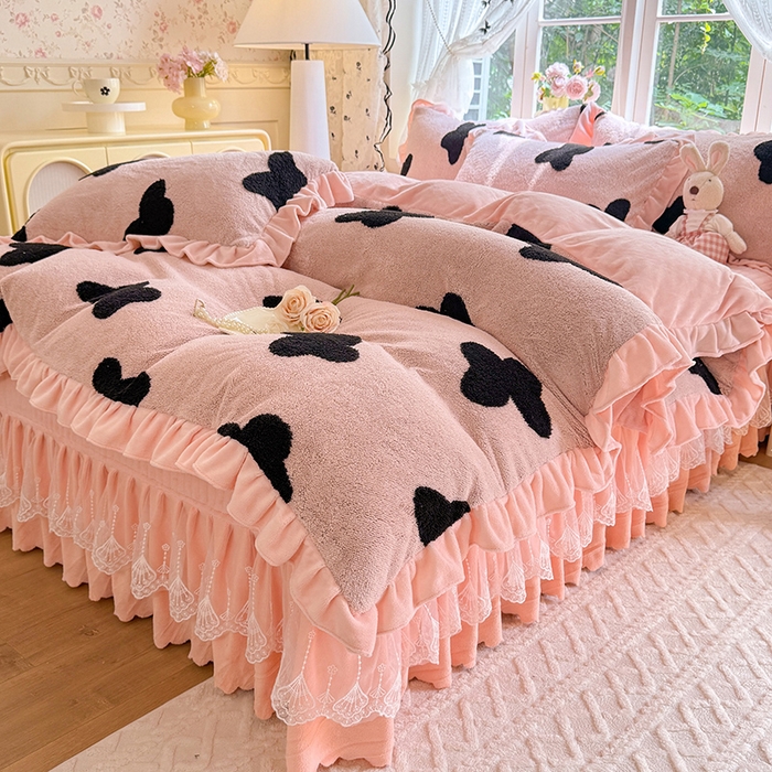 91家纺网 家纺一手货源 找家纺 唐人居 2025新款高克重阳离子牛奶绒花边夹棉床盖四件套 蝶恋花-粉色