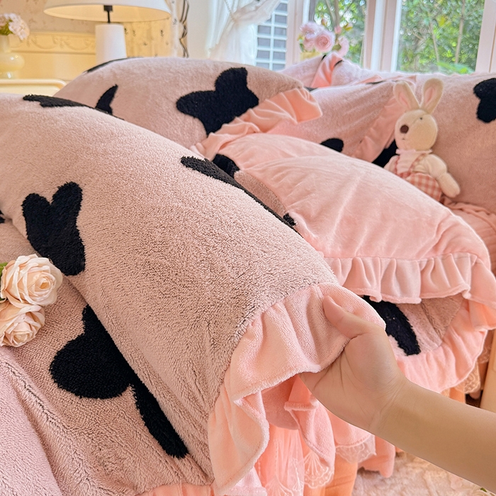 91家纺网 家纺一手货源 找家纺 唐人居 2025新款高克重阳离子牛奶绒花边夹棉床盖四件套 蝶恋花-粉色