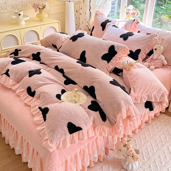 91家纺网 家纺一手货源 找家纺 唐人居 2025新款高克重阳离子牛奶绒花边夹棉床盖四件套 蝶恋花-粉色