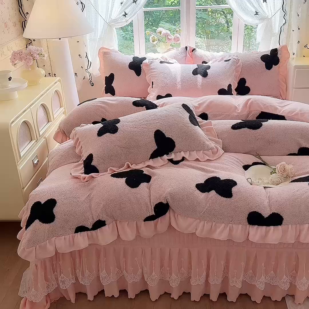 91家纺网 家纺一手货源 找家纺 唐人居 2025新款高克重阳离子牛奶绒花边夹棉床盖四件套 蝶恋花-粉色