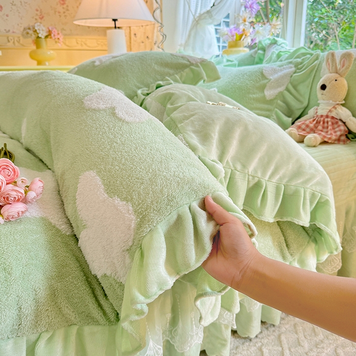 91家纺网 家纺一手货源 找家纺 唐人居 2025新款高克重阳离子牛奶绒花边夹棉床盖四件套 蝶恋花-果绿