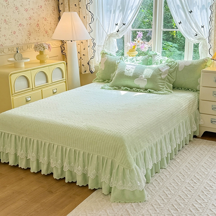 91家纺网 家纺一手货源 找家纺 唐人居 2025新款高克重阳离子牛奶绒花边夹棉床盖四件套 蝶恋花-果绿