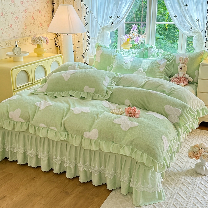 91家纺网 家纺一手货源 找家纺 唐人居 2025新款高克重阳离子牛奶绒花边夹棉床盖四件套 蝶恋花-果绿