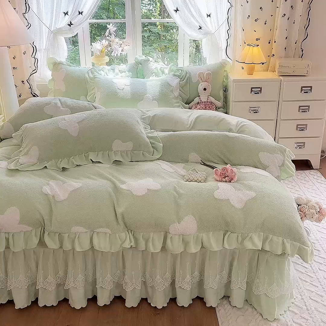 91家纺网 家纺一手货源 找家纺 唐人居 2025新款高克重阳离子牛奶绒花边夹棉床盖四件套 蝶恋花-果绿