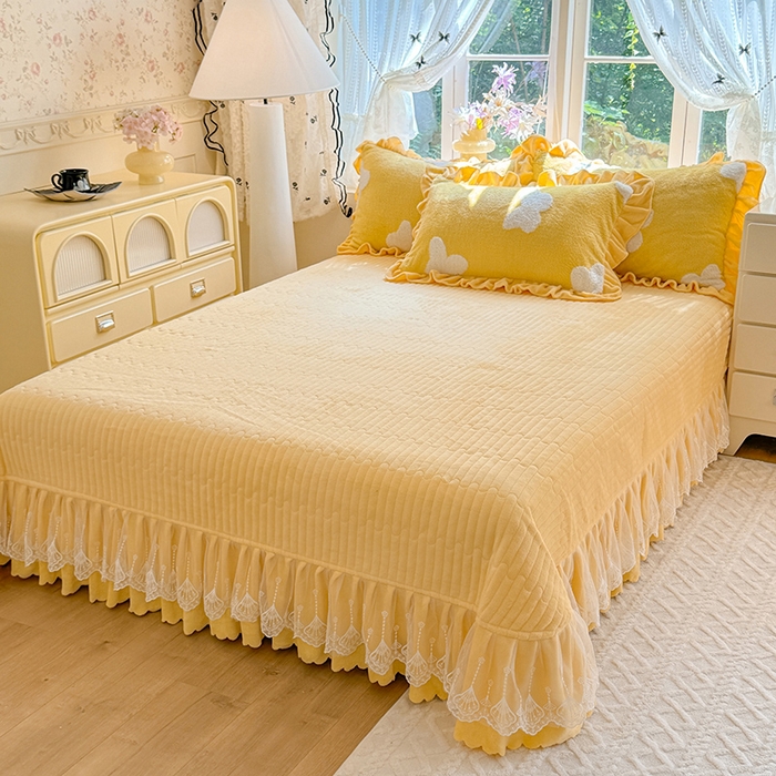 91家纺网 家纺一手货源 找家纺 唐人居 2025新款高克重阳离子牛奶绒花边夹棉床盖四件套 蝶恋花-奶黄