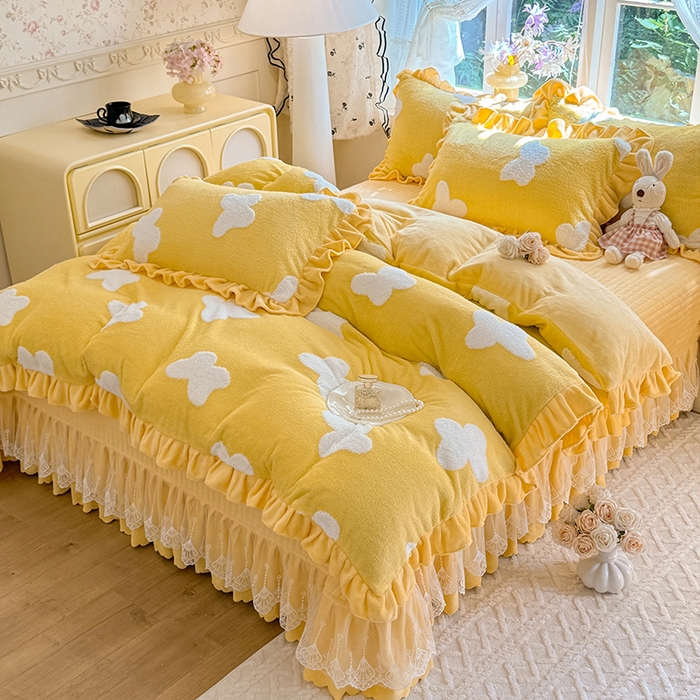 91家纺网 家纺一手货源 找家纺 唐人居 2025新款高克重阳离子牛奶绒花边夹棉床盖四件套 蝶恋花-奶黄