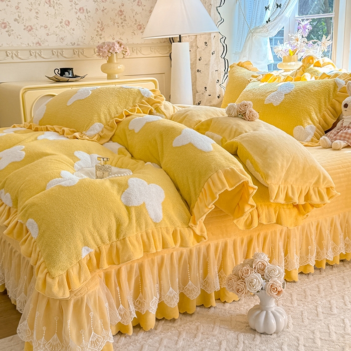 91家纺网 家纺一手货源 找家纺 唐人居 2025新款高克重阳离子牛奶绒花边夹棉床盖四件套 蝶恋花-奶黄