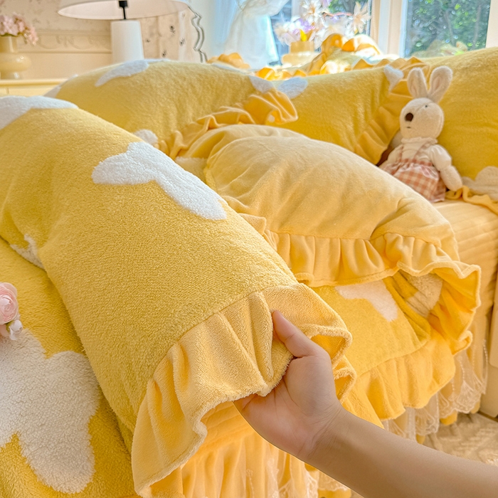 91家纺网 家纺一手货源 找家纺 唐人居 2025新款高克重阳离子牛奶绒花边夹棉床盖四件套 蝶恋花-奶黄