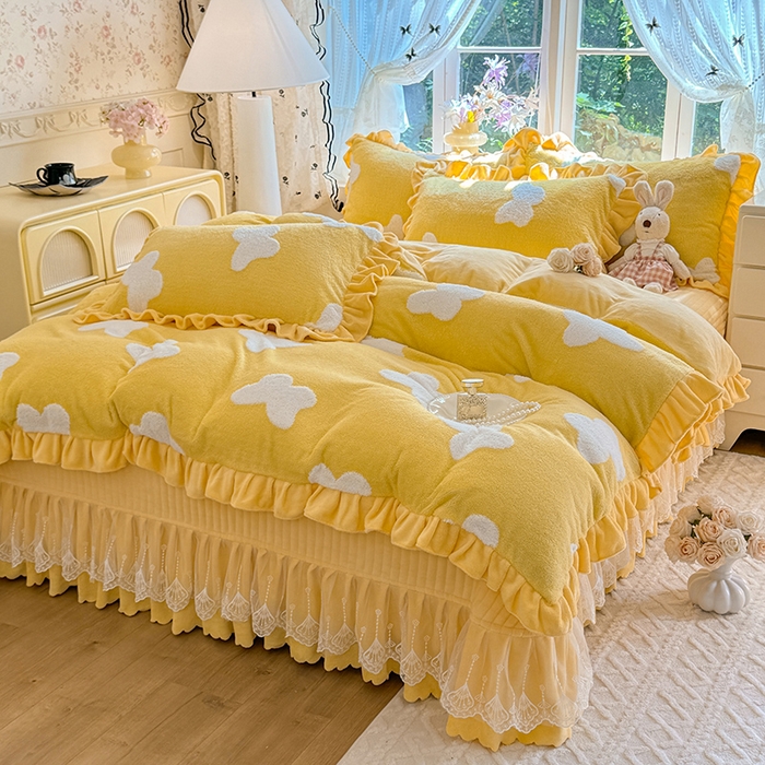 91家纺网 家纺一手货源 找家纺 唐人居 2025新款高克重阳离子牛奶绒花边夹棉床盖四件套 蝶恋花-奶黄