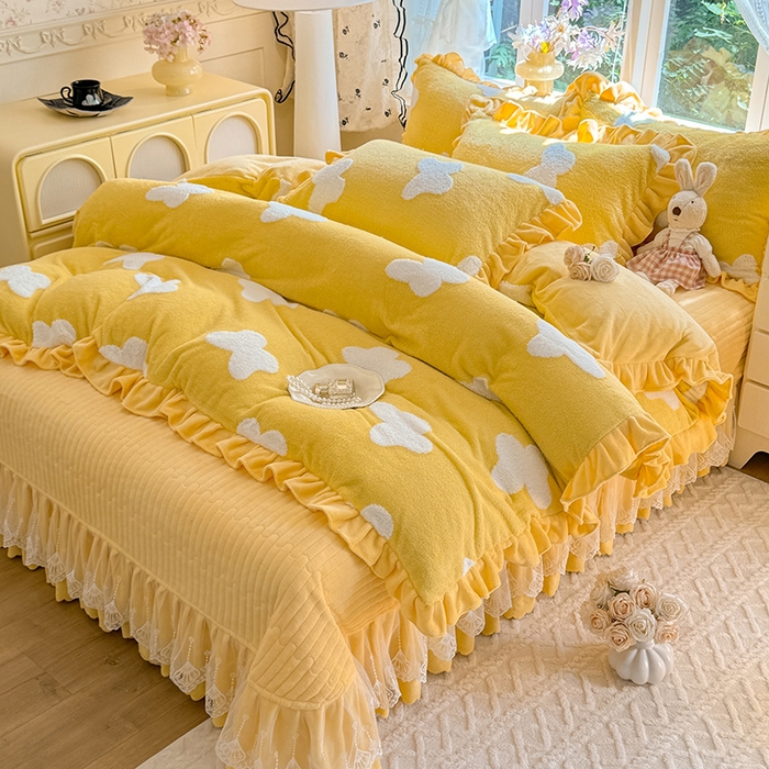 91家纺网 家纺一手货源 找家纺 唐人居 2025新款高克重阳离子牛奶绒花边夹棉床盖四件套 蝶恋花-奶黄