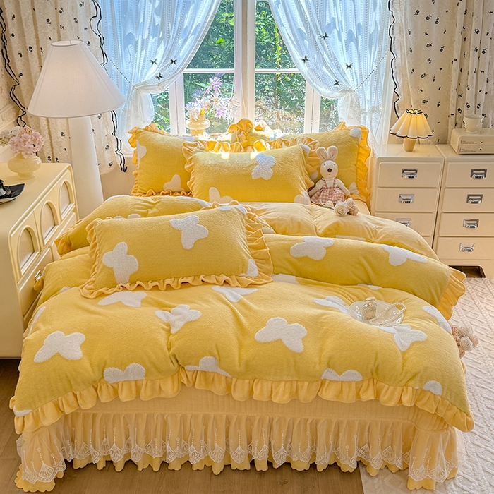 91家纺网 家纺一手货源 找家纺 唐人居 2025新款高克重阳离子牛奶绒花边夹棉床盖四件套 蝶恋花-奶黄