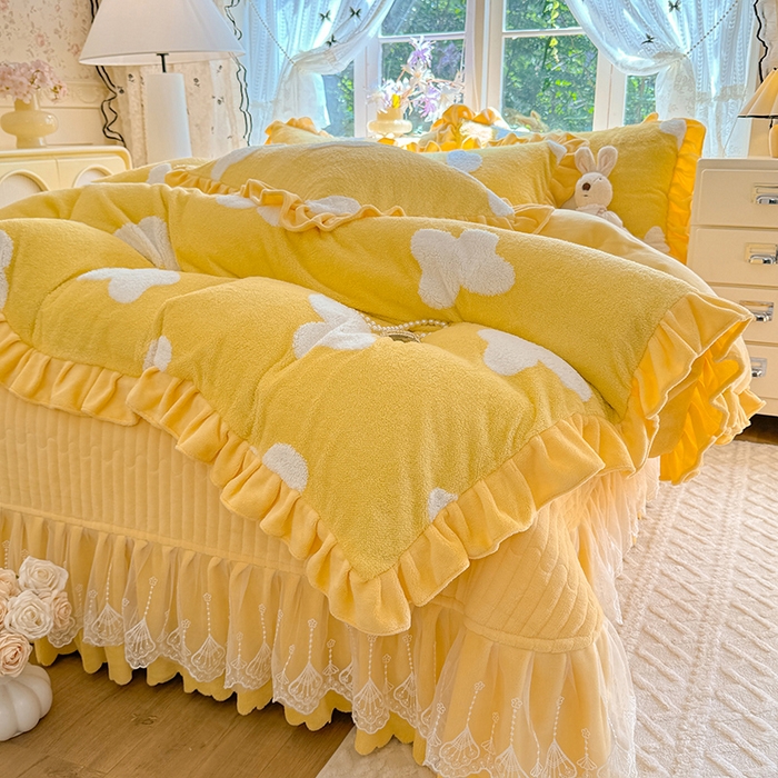 91家纺网 家纺一手货源 找家纺 唐人居 2025新款高克重阳离子牛奶绒花边夹棉床盖四件套 蝶恋花-奶黄