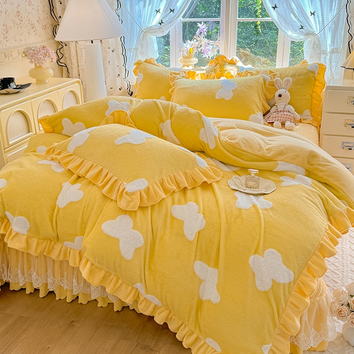 91家纺网 家纺一手货源 找家纺 唐人居 2025新款高克重阳离子牛奶绒花边夹棉床盖四件套 蝶恋花-奶黄