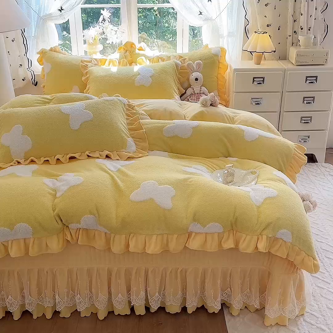 91家纺网 家纺一手货源 找家纺 唐人居 2025新款高克重阳离子牛奶绒花边夹棉床盖四件套 蝶恋花-奶黄