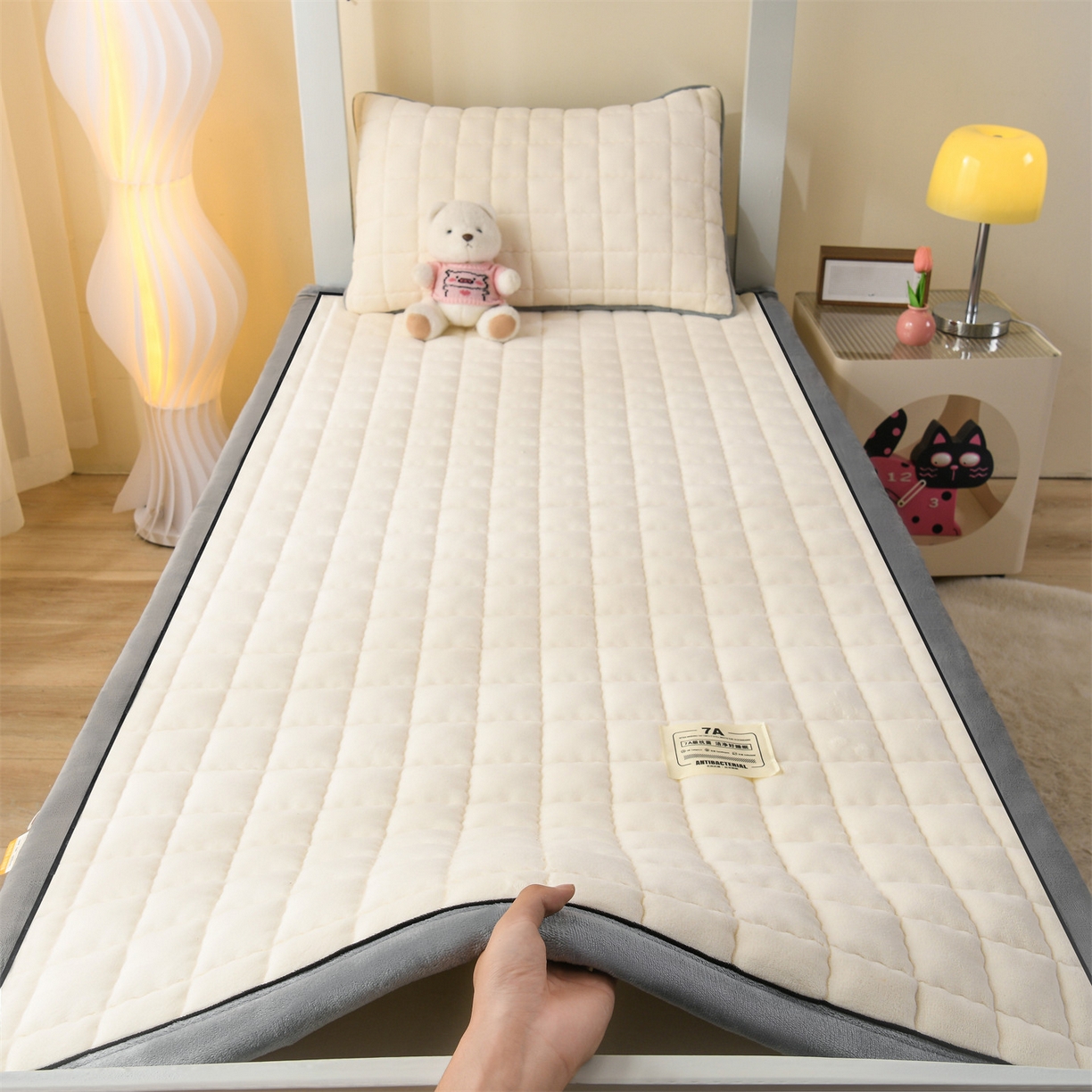 91家纺网 家纺一手货源 找家纺 （总）欧邦 2025新款240克臻棉绒和煦春风系列床垫学生床