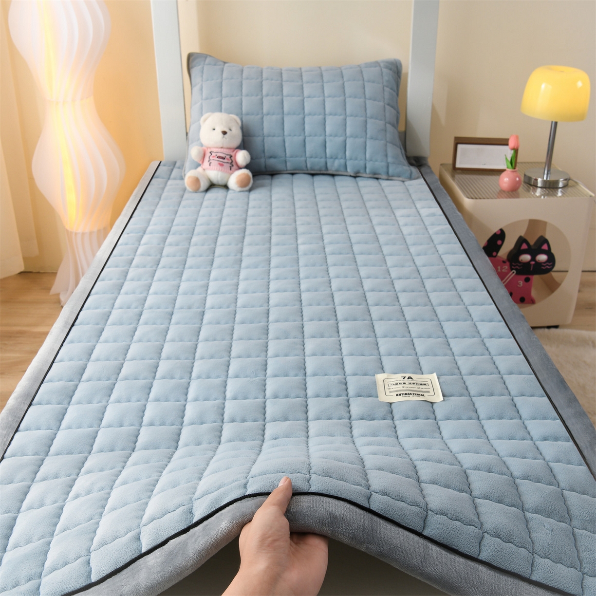 91家纺网 家纺一手货源 找家纺 欧邦 2025新款240克臻棉绒和煦春风系列床垫学生床 和煦春风-天缥