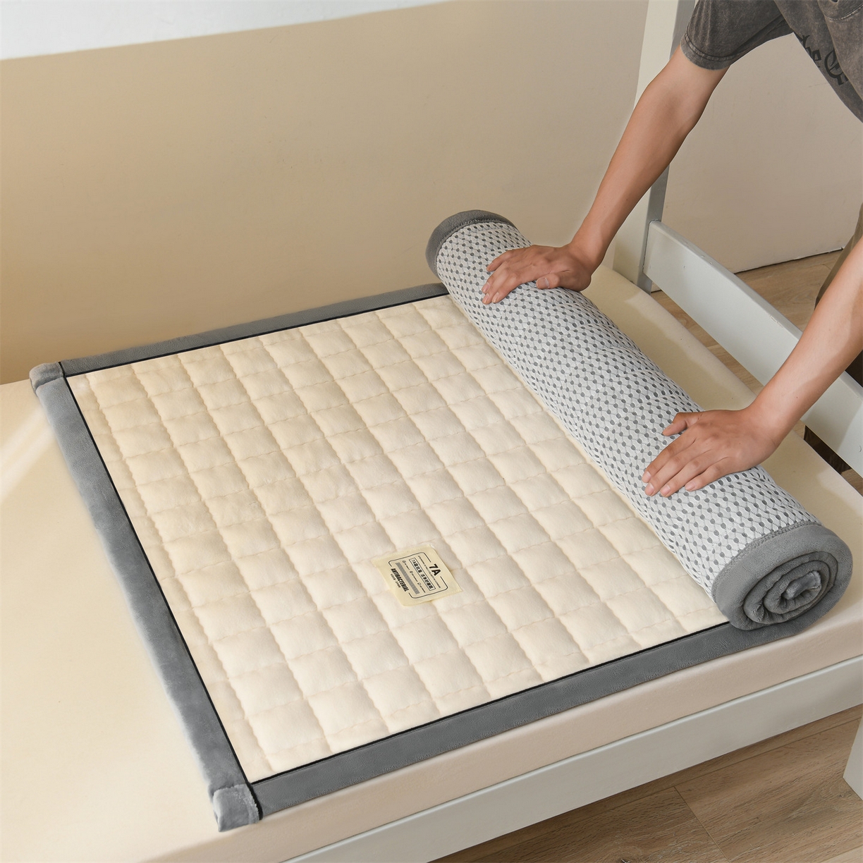 91家纺网 家纺一手货源 找家纺 欧邦 2025新款240克臻棉绒和煦春风系列床垫学生床 和煦春风-杏仁米