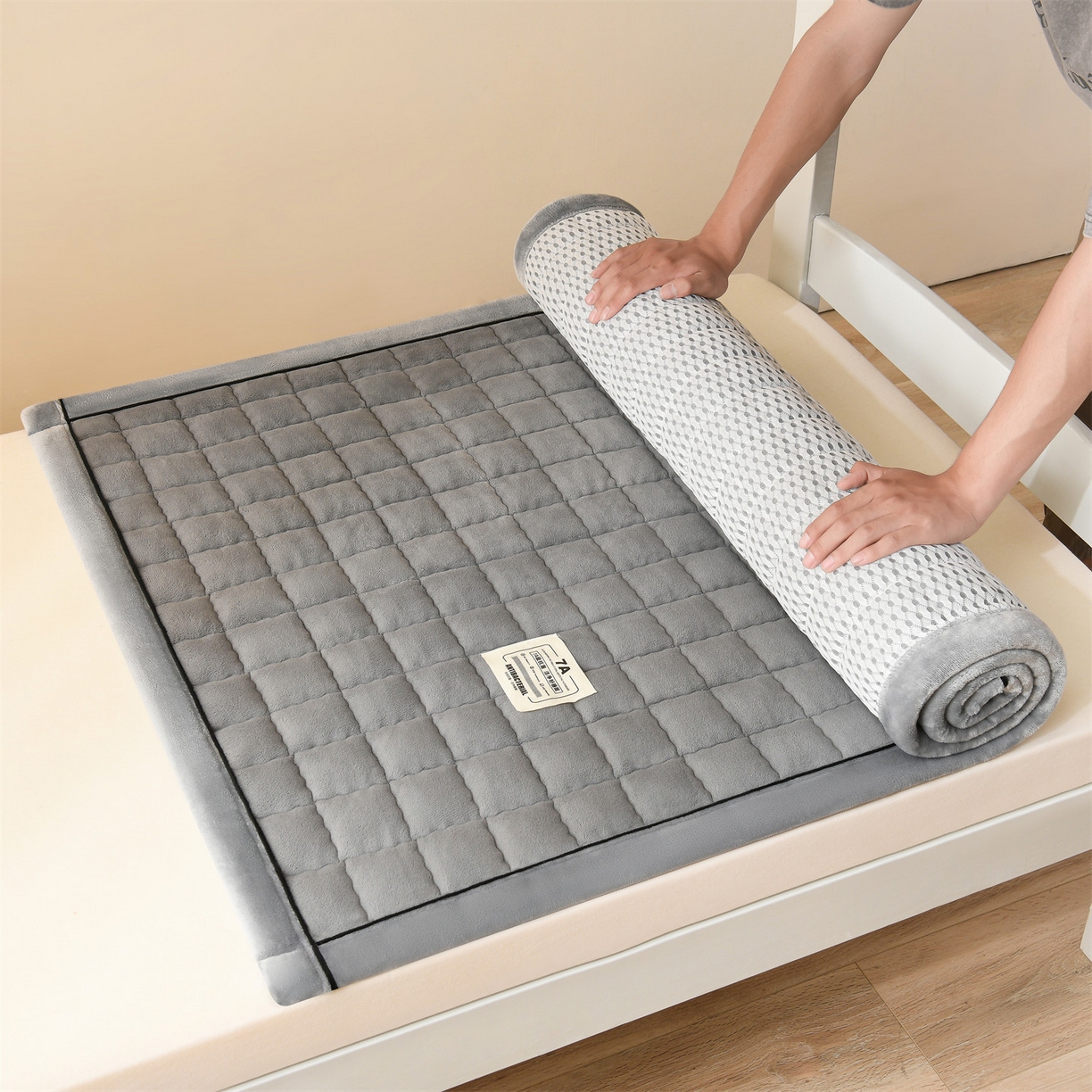 91家纺网 家纺一手货源 找家纺 欧邦 2025新款240克臻棉绒和煦春风系列床垫学生床 和煦春风-象灰