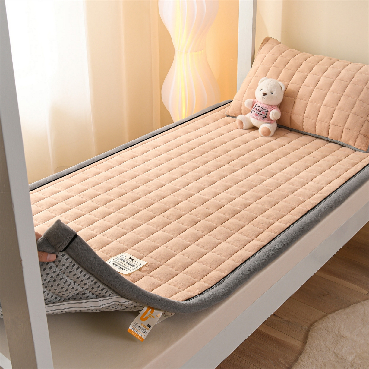 91家纺网 家纺一手货源 找家纺 欧邦 2025新款240克臻棉绒和煦春风系列床垫学生床 和煦春风-米驼