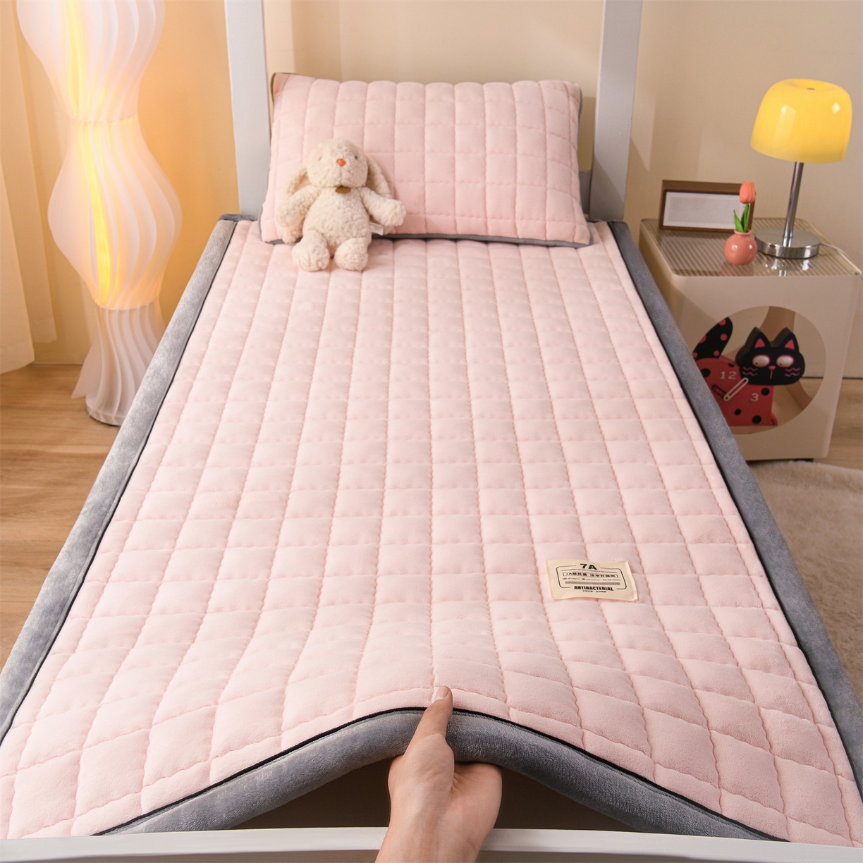 91家纺网 家纺一手货源 找家纺 欧邦 2025新款240克臻棉绒和煦春风系列床垫学生床 和煦春风-雾桃