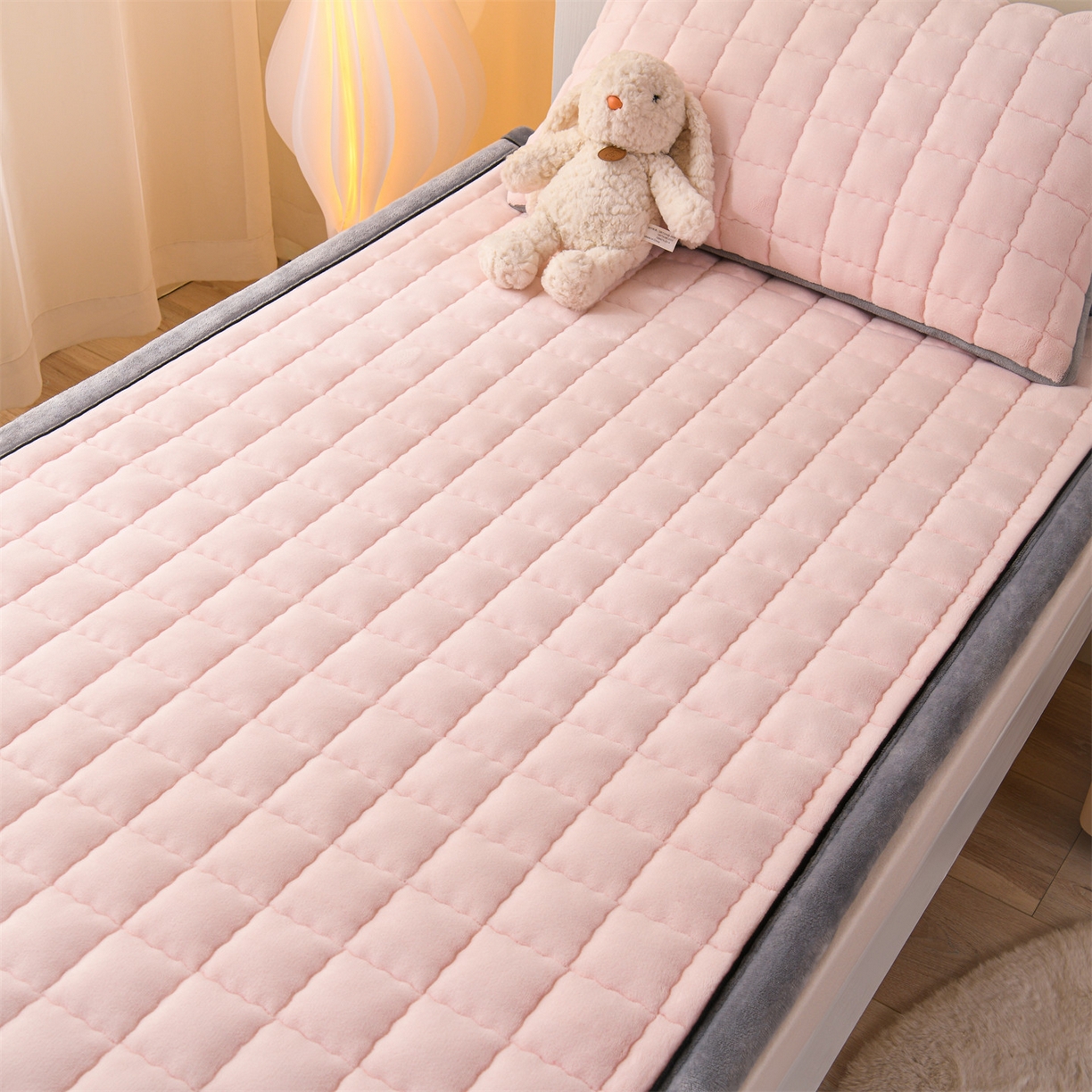 91家纺网 家纺一手货源 找家纺 欧邦 2025新款240克臻棉绒和煦春风系列床垫学生床 和煦春风-雾桃