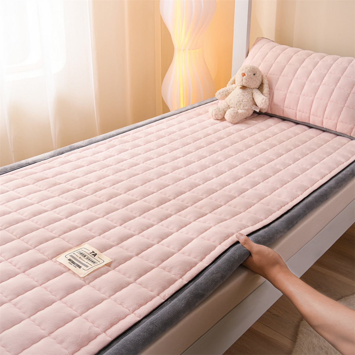 91家纺网 家纺一手货源 找家纺 欧邦 2025新款240克臻棉绒和煦春风系列床垫学生床 和煦春风-雾桃