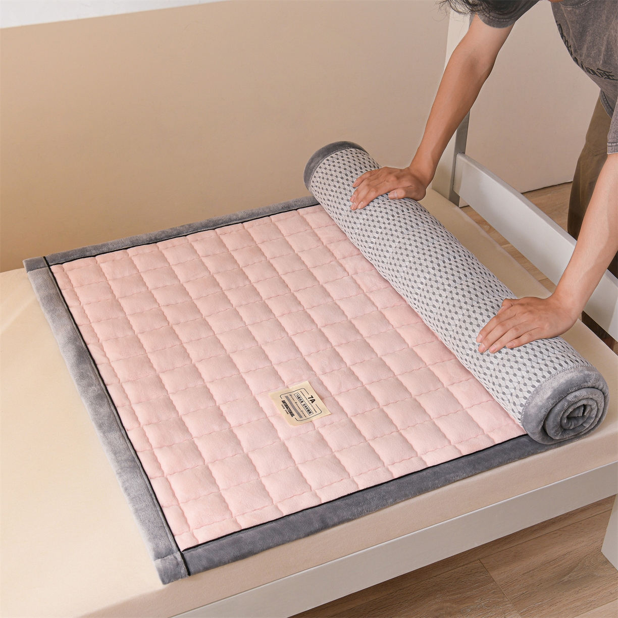 91家纺网 家纺一手货源 找家纺 欧邦 2025新款240克臻棉绒和煦春风系列床垫学生床 和煦春风-雾桃