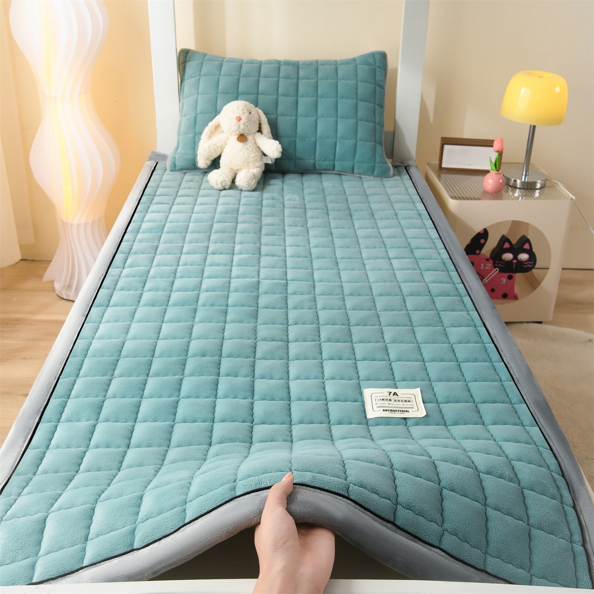 91家纺网 家纺一手货源 找家纺 欧邦 2025新款240克臻棉绒和煦春风系列床垫学生床 和煦春风-松针墨