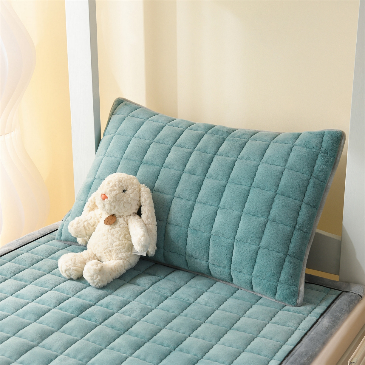 91家纺网 家纺一手货源 找家纺 欧邦 2025新款240克臻棉绒和煦春风系列床垫学生床 和煦春风-松针墨