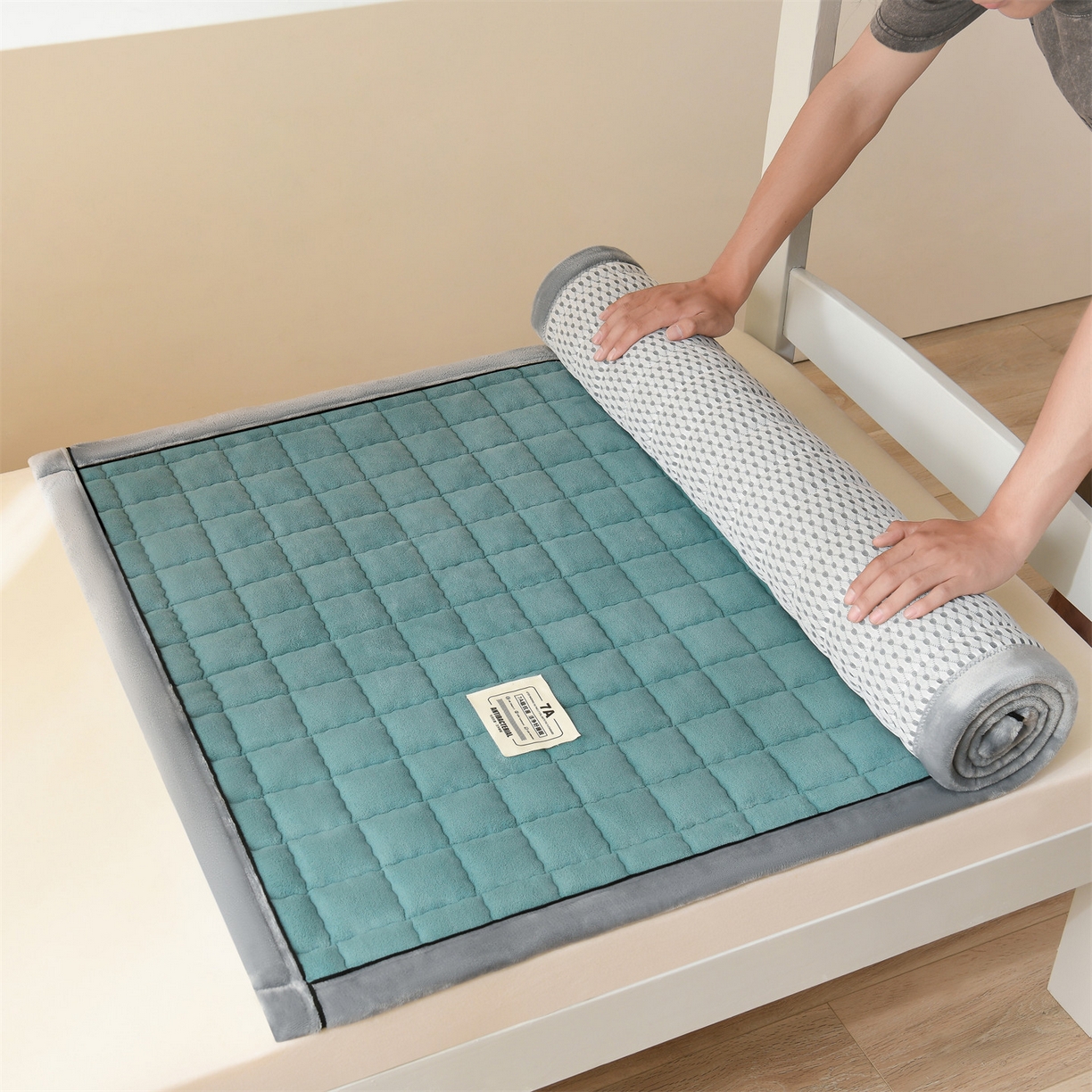 91家纺网 家纺一手货源 找家纺 欧邦 2025新款240克臻棉绒和煦春风系列床垫学生床 和煦春风-松针墨