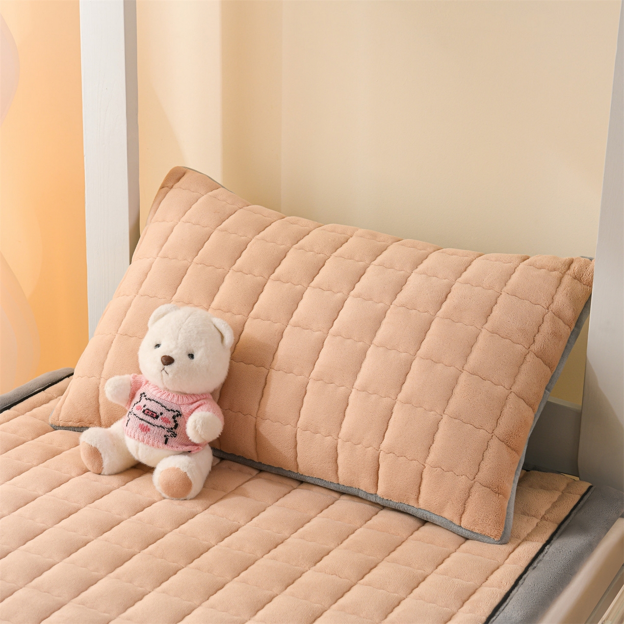 91家纺网 家纺一手货源 找家纺 欧邦 2025新款240克臻棉绒和煦春风系列床垫学生床 和煦春风-米驼