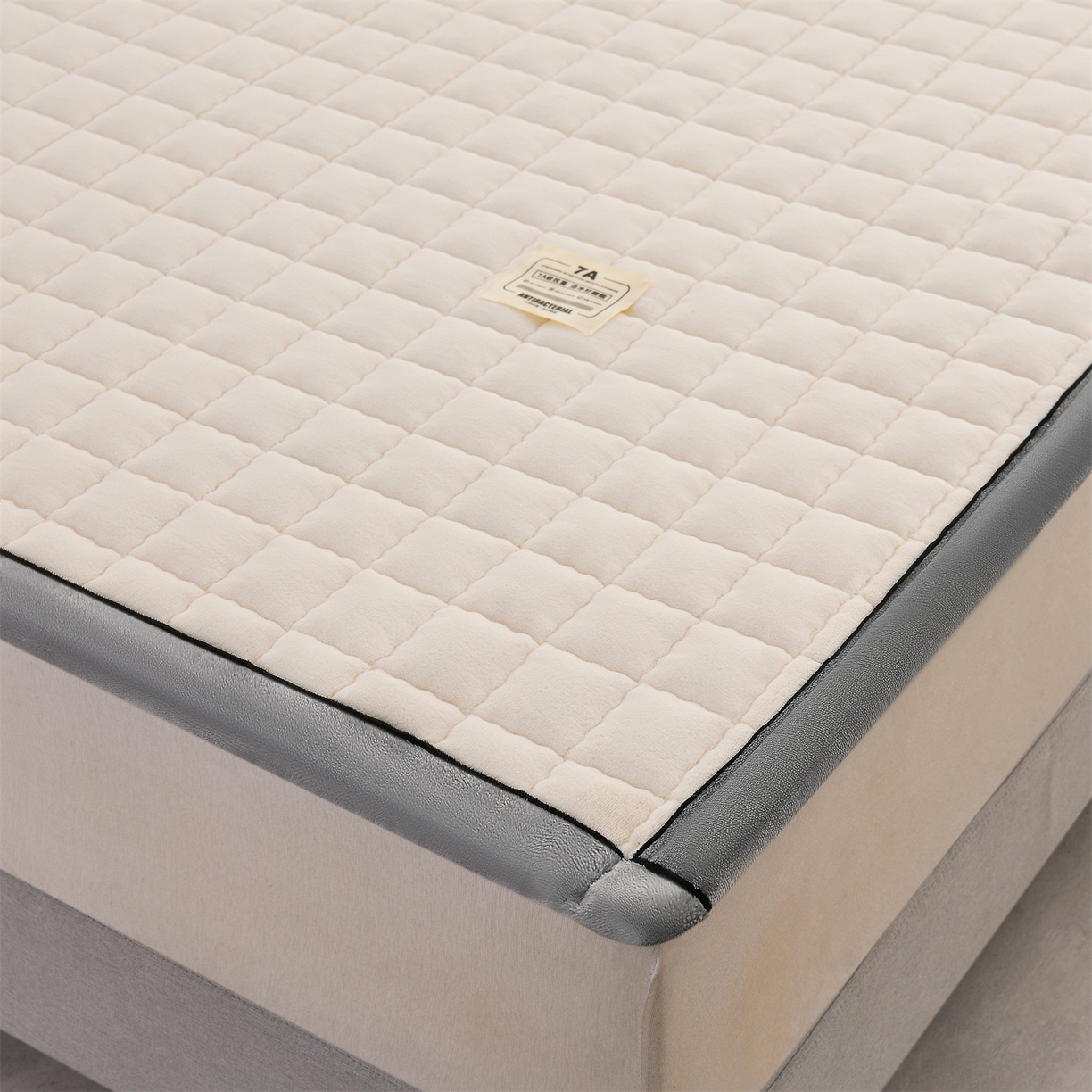 91家纺网 家纺一手货源 找家纺 欧邦 2025新款加厚臻棉绒半消光牛奶绒床垫床褥学生榻榻米薄垫子 和煦春风-杏仁米