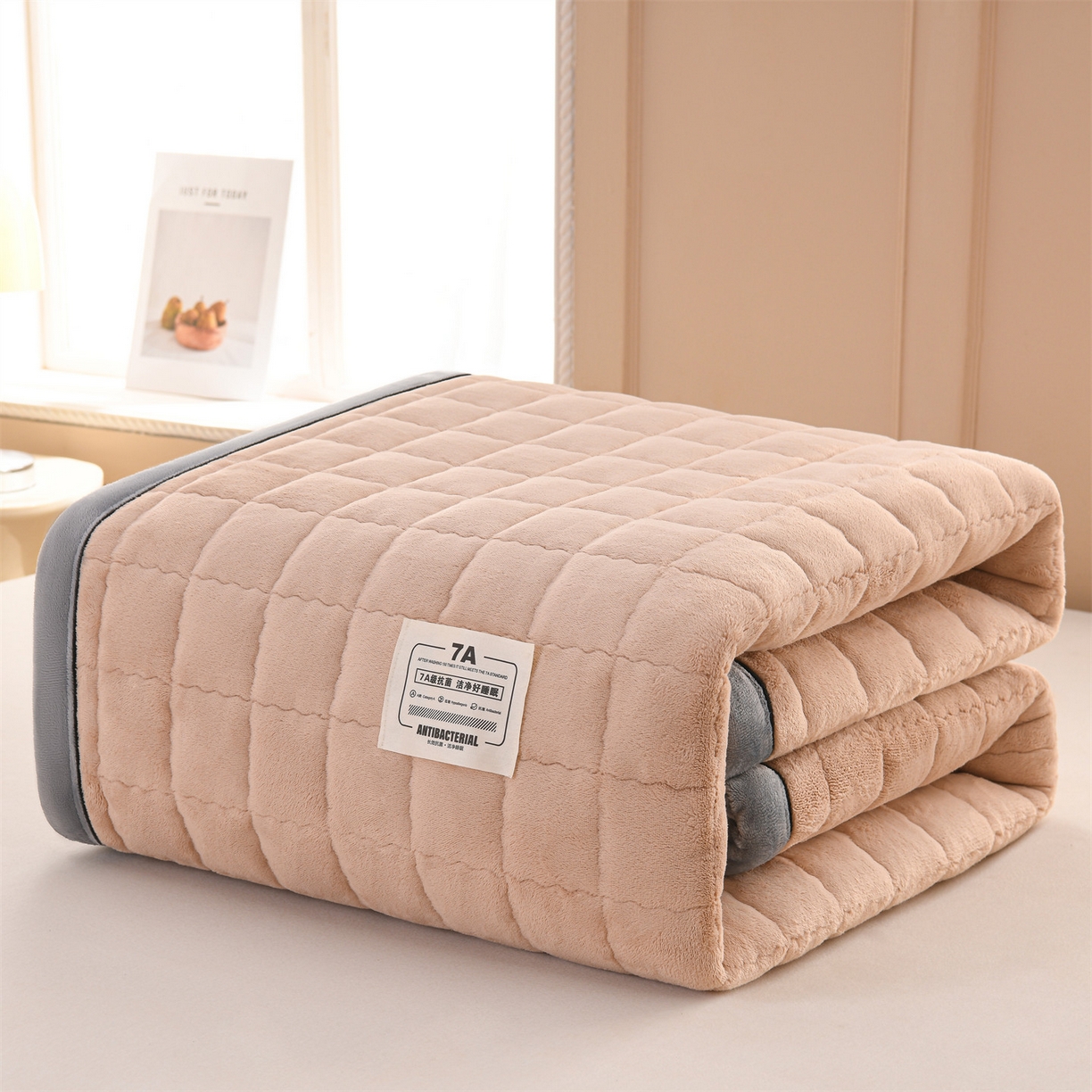 91家纺网 家纺一手货源 找家纺 欧邦 2025新款加厚臻棉绒半消光牛奶绒床垫床褥学生榻榻米薄垫子 和煦春风-米驼