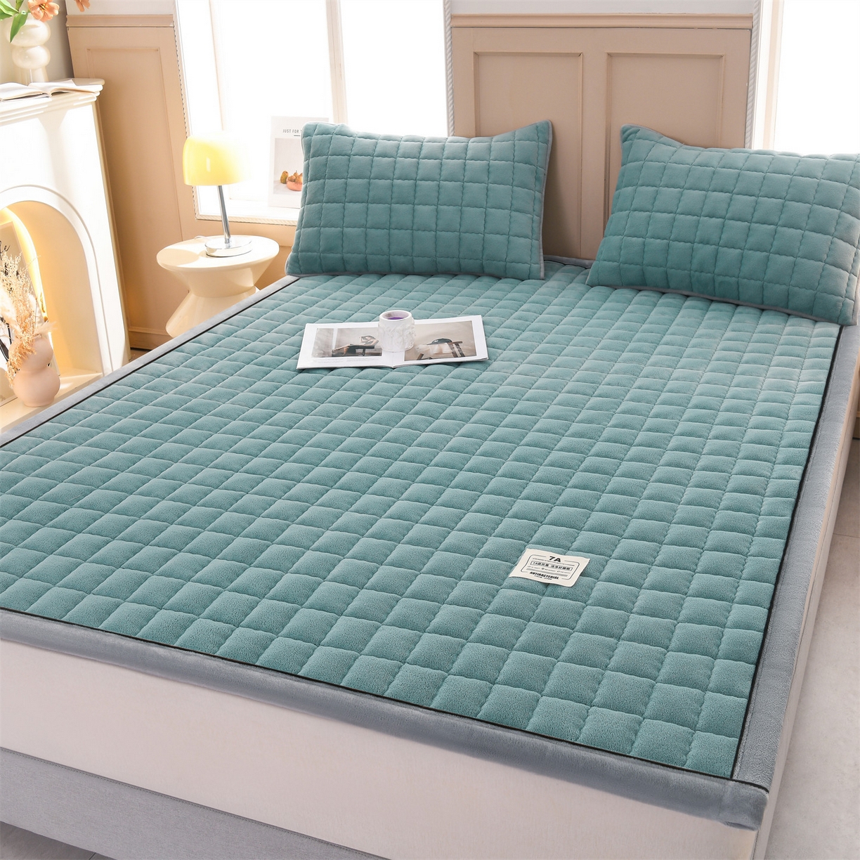 91家纺网 家纺一手货源 找家纺 欧邦 2025新款加厚臻棉绒半消光牛奶绒床垫床褥学生榻榻米薄垫子 和煦春风-松针墨