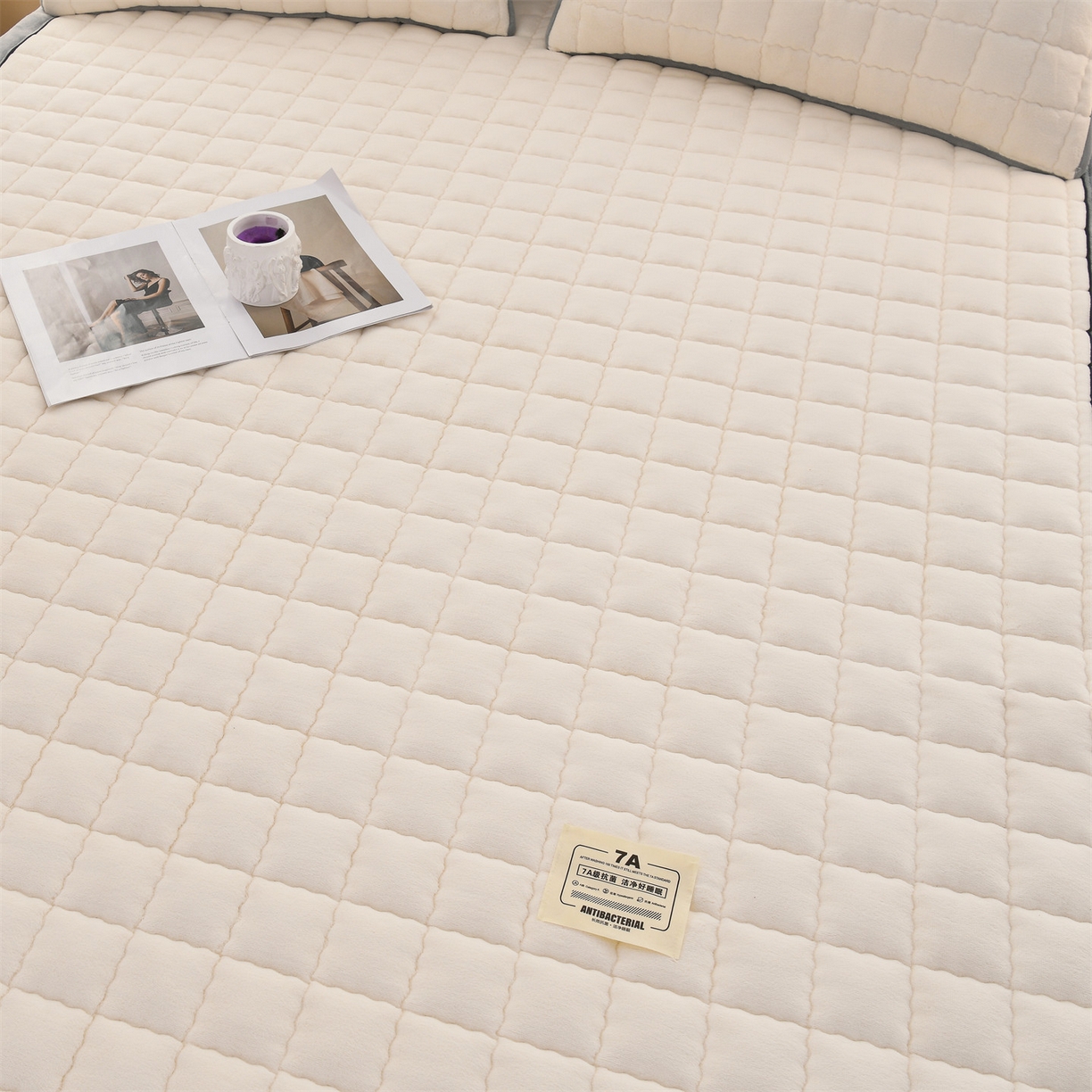 91家纺网 家纺一手货源 找家纺 欧邦 2025新款加厚臻棉绒半消光牛奶绒床垫床褥学生榻榻米薄垫子 和煦春风-杏仁米