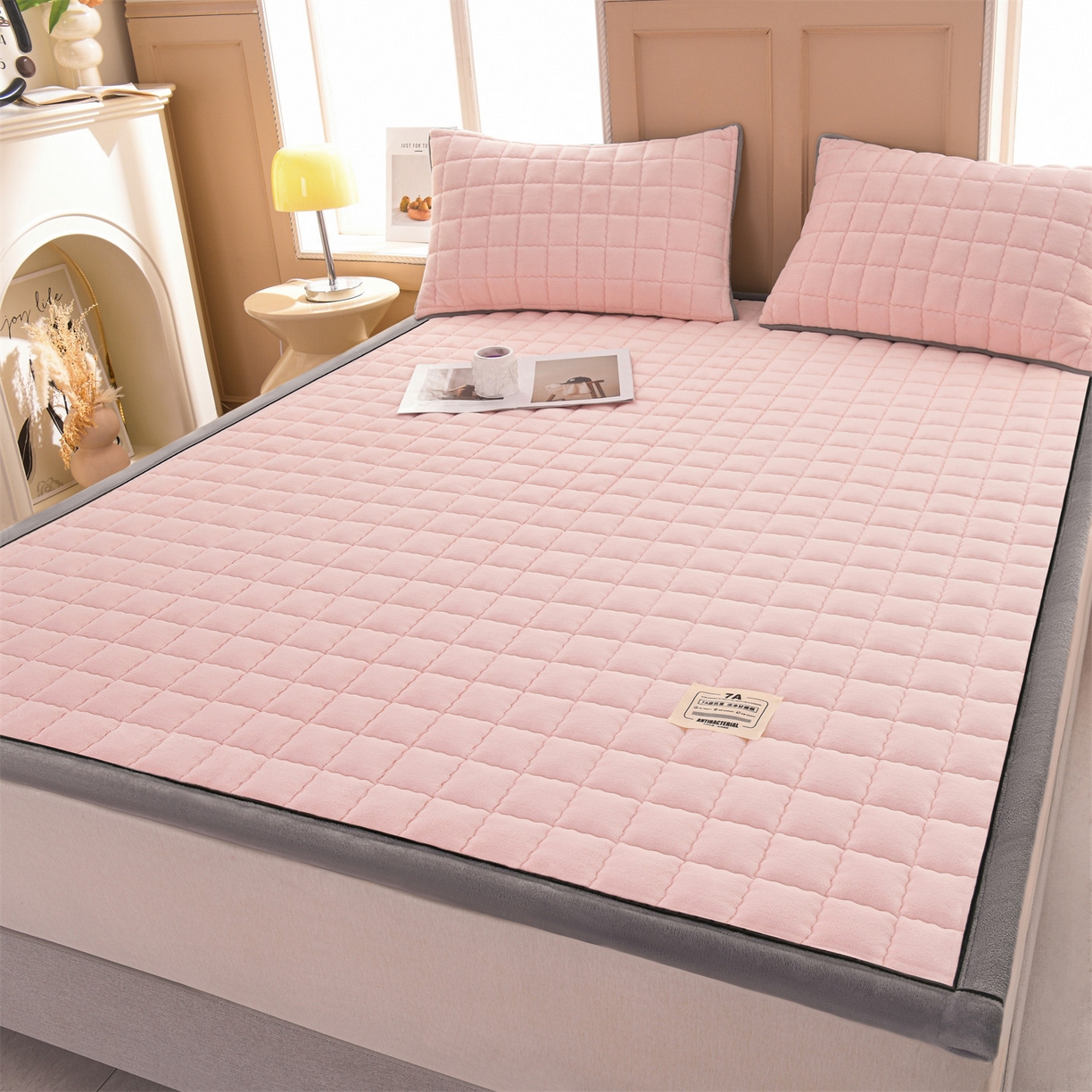 91家纺网 家纺一手货源 找家纺 欧邦 2025新款加厚臻棉绒半消光牛奶绒床垫床褥学生榻榻米薄垫子 和煦春风-雾桃