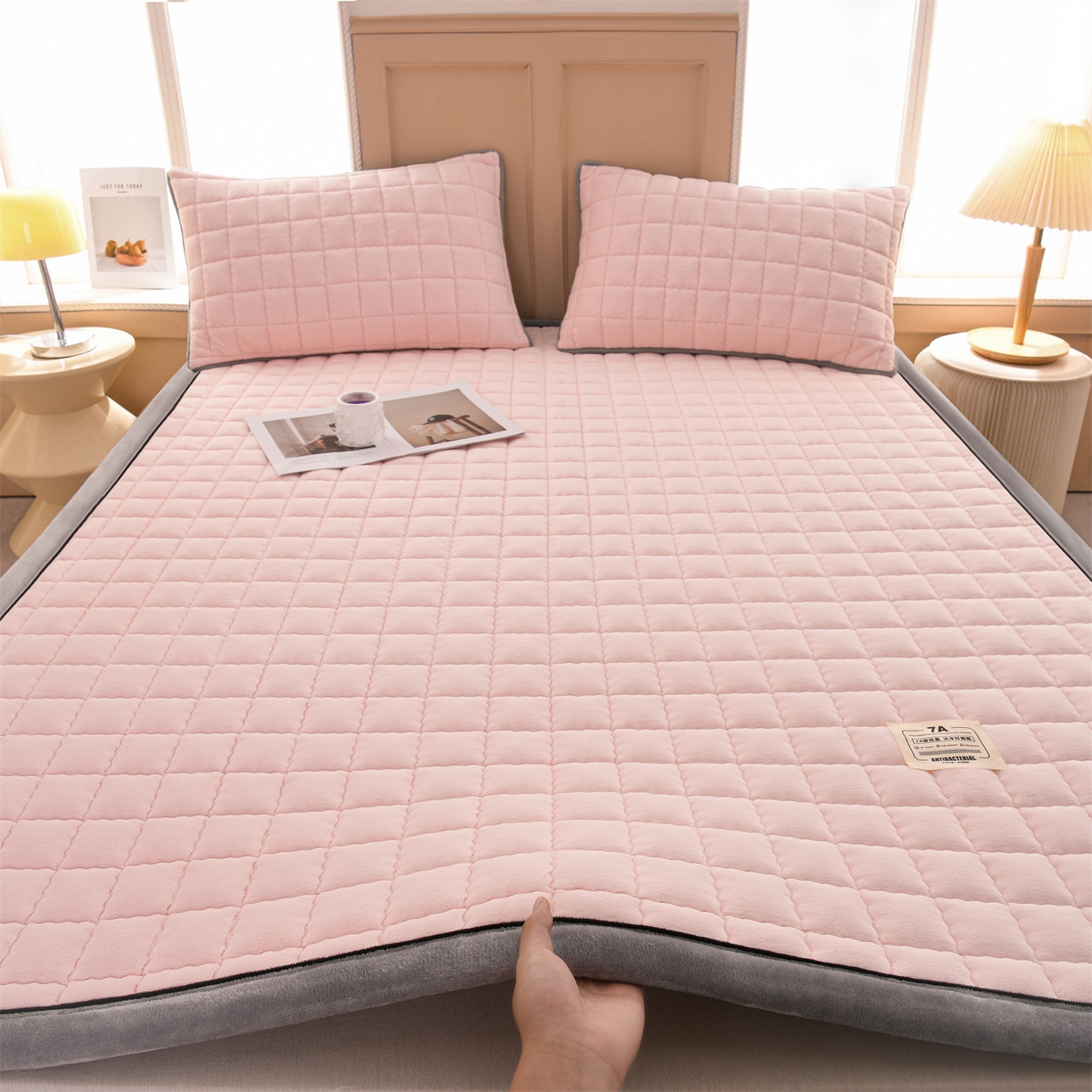 91家纺网 家纺一手货源 找家纺 欧邦 2025新款加厚臻棉绒半消光牛奶绒床垫床褥学生榻榻米薄垫子 和煦春风-雾桃