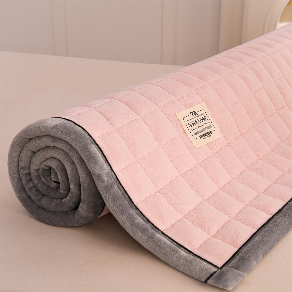 91家纺网 家纺一手货源 找家纺 欧邦 2025新款加厚臻棉绒半消光牛奶绒床垫床褥学生榻榻米薄垫子 和煦春风-雾桃