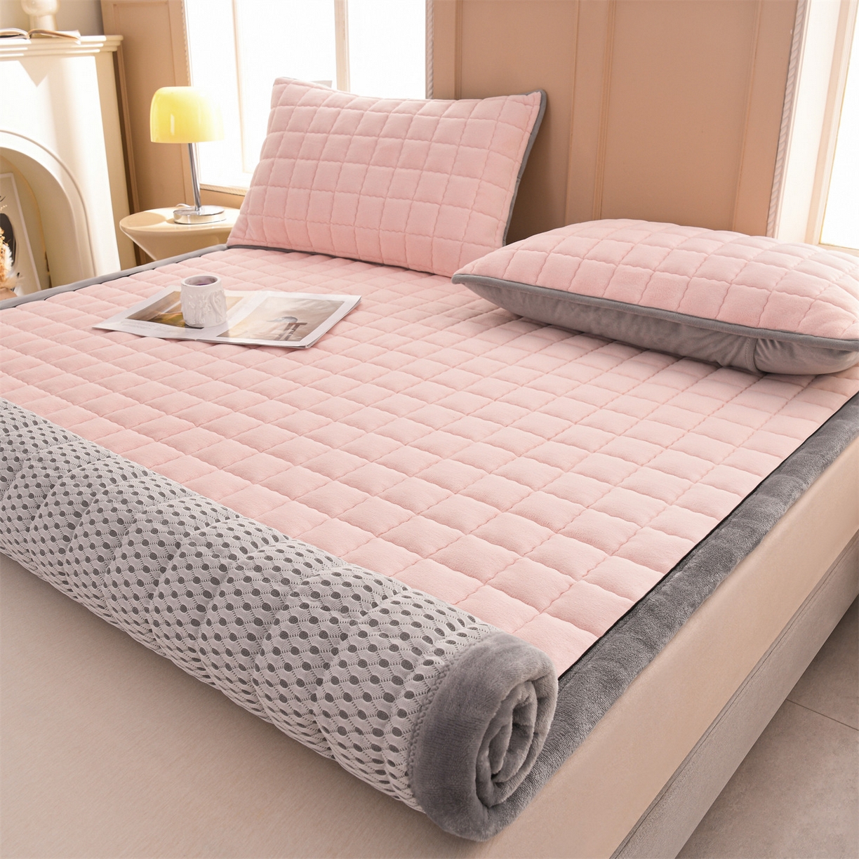 91家纺网 家纺一手货源 找家纺 欧邦 2025新款加厚臻棉绒半消光牛奶绒床垫床褥学生榻榻米薄垫子 和煦春风-雾桃