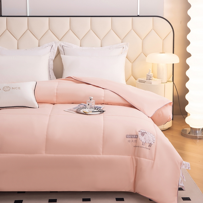 91家纺网 家纺一手货源 找家纺 乐沐家纺 2025新款亲肤舒适A类亲肤棉羊毛被被子被芯 100%澳洲羊毛被 雾晨粉