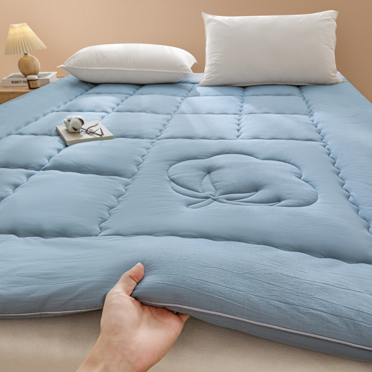 91家纺网 家纺一手货源 找家纺 悠米悠家 2025新款亲肤加厚棉花夹棉床褥 蓝色