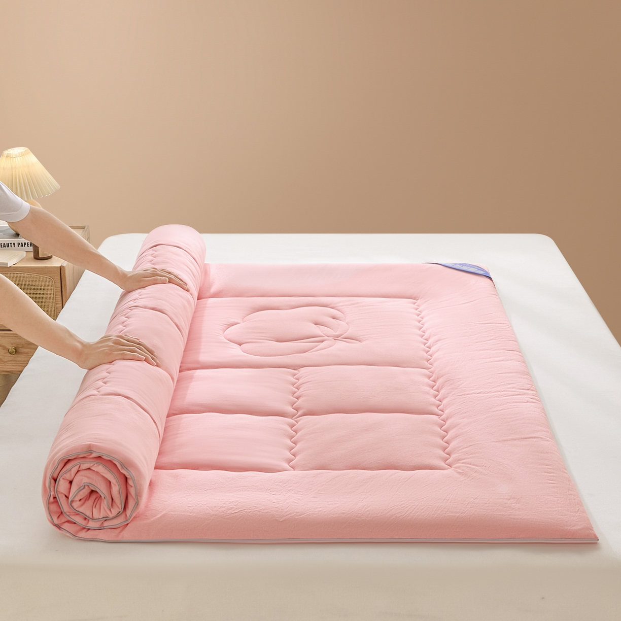 91家纺网 家纺一手货源 找家纺 悠米悠家 2025新款亲肤加厚棉花夹棉床褥 粉色