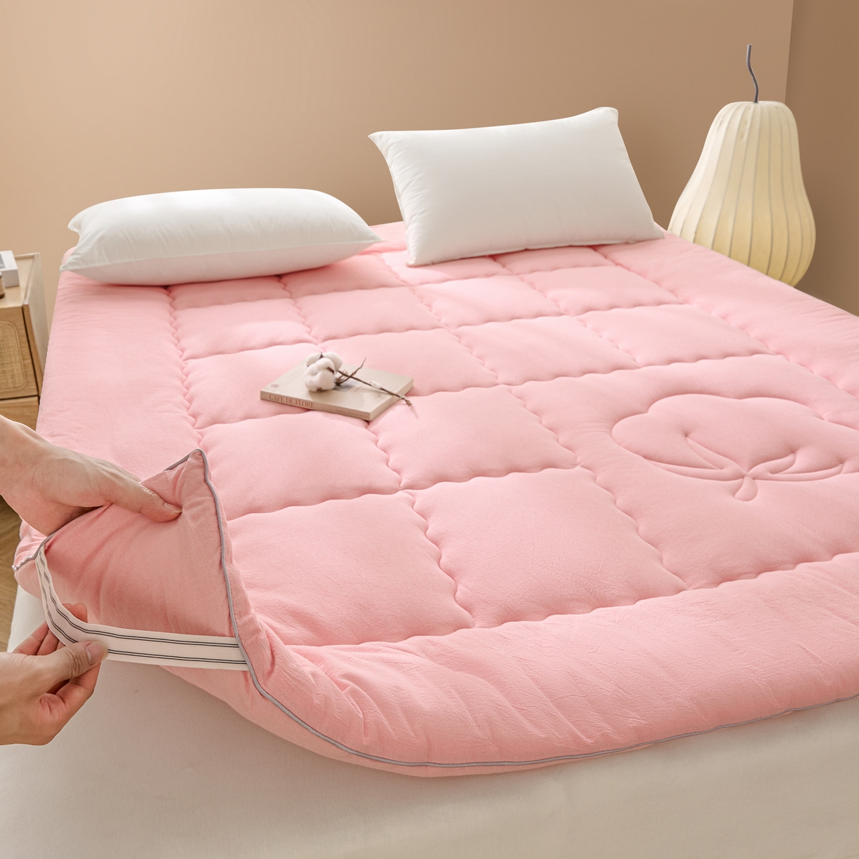 91家纺网 家纺一手货源 找家纺 悠米悠家 2025新款亲肤加厚棉花夹棉床褥 粉色